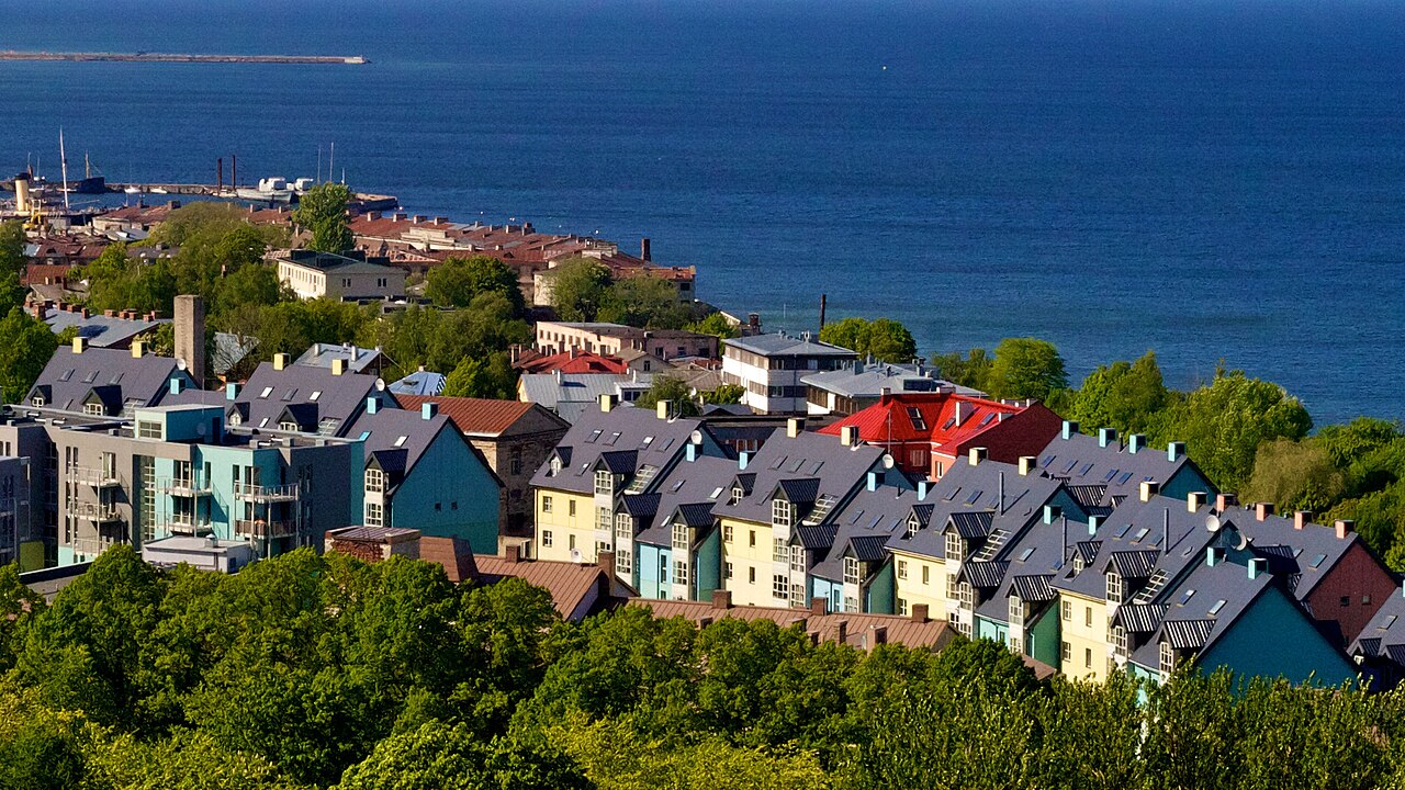 O bairro de Kalamaja Ã© conhecido por sua atmosfera boÃªmia e suas casas de madeira coloridas, alÃ©m de cafÃ©s e galerias alternativas.