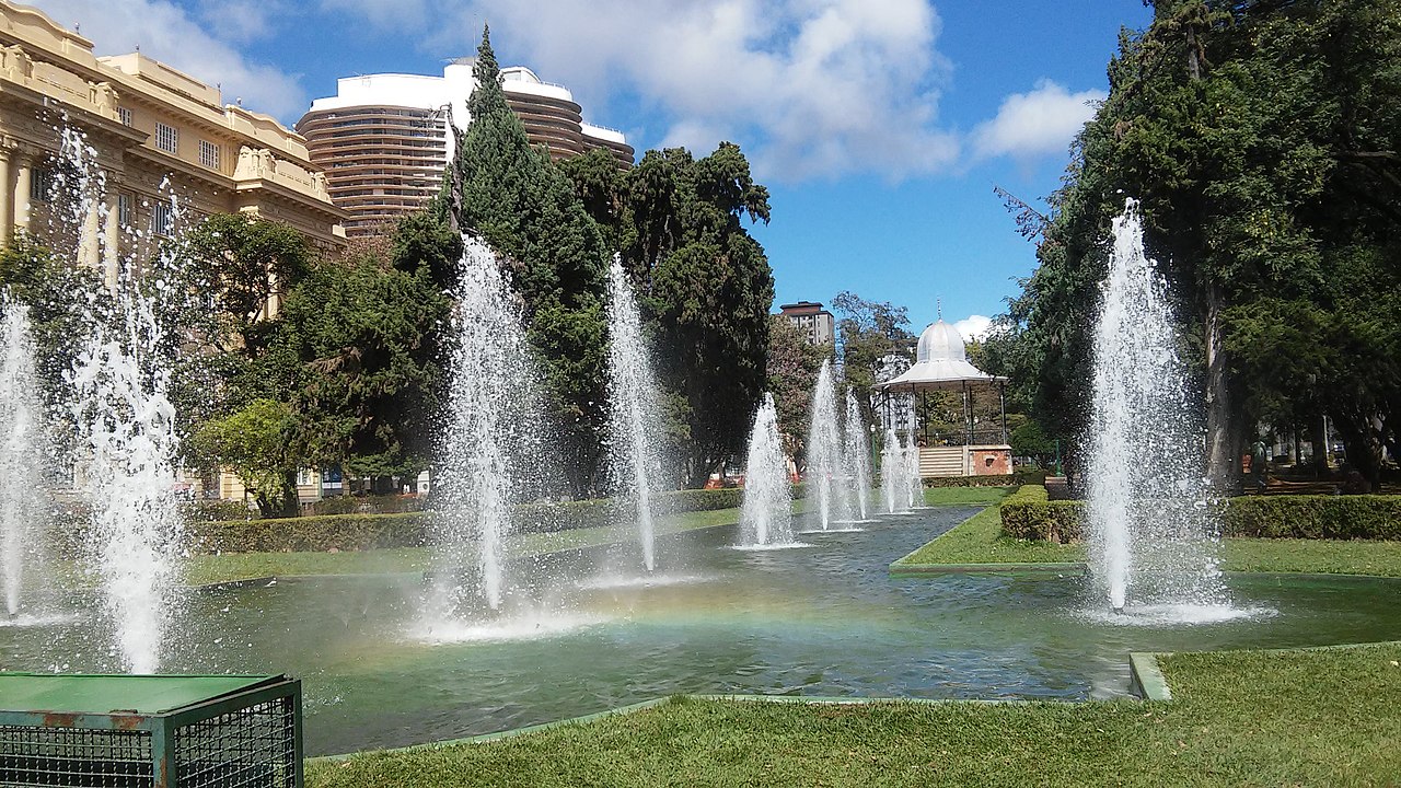 Praça da Liberdade – Belo Horizonte, MG - Criada no final do século XIX, é cercada por prédios históricos e jardins inspirados no paisagismo francês. Hoje, abriga o Circuito Cultural da Praça da Liberdade, reunindo museus e centros culturais. Seu charme clássico e sua importância cultural fazem dela um dos pontos mais belos de BH.