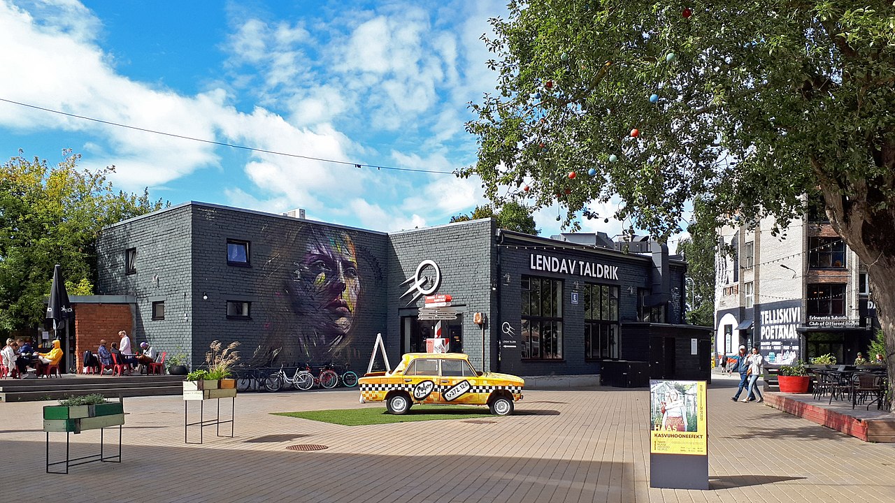 O Telliskivi Creative City, instalado em uma antiga área industrial, virou polo de arte urbana, design e vida noturna.