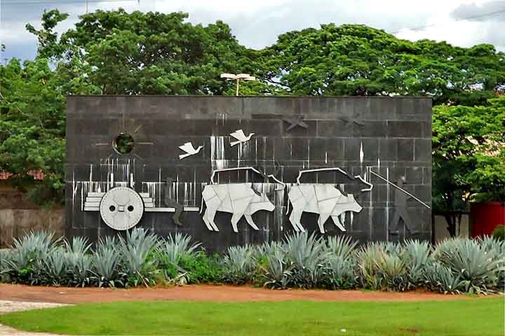 Monumento Carro de Boi - Marco histórico da fundação de Campo Grande, cercado por jardins e árvore?formando cenário simbólico.
Ideal para fotos e reflexão sobre a origem dos primeiros colonizadores