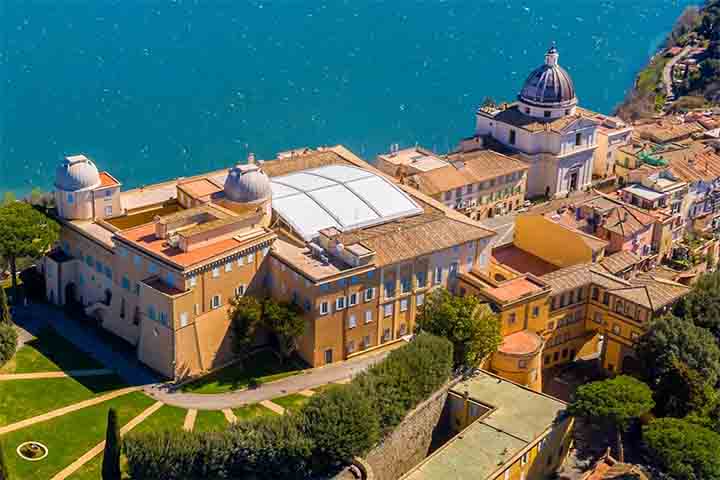 Essa conexão entre pontífices passados e atuais ilustra como o local pode ser um ponto de continuidade e diálogo entre diferentes visões de liderança espiritual, como retratado no filme 