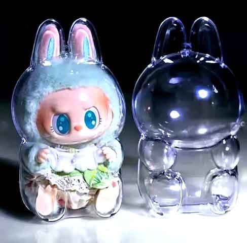 Ele compõe o universo de criaturas imaginárias que o artista desenvolveu ao longo dos anos, ganhando destaque no chamado mercado de “designer toys” - os brinquedos feitos especialmente para colecionadores, muitas vezes em edições limitadas. 
- Reprodução do Instagram @pompomshopbsb