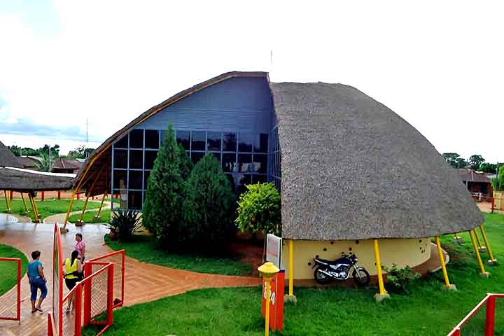 Memorial do Índio - Estátua emblemática no Parque das Nações Indígenas, homenageia a cultura Guarani e as raízes da região. Reflete respeito à presença indígena e é cercada por vegetação típica do cerrado.