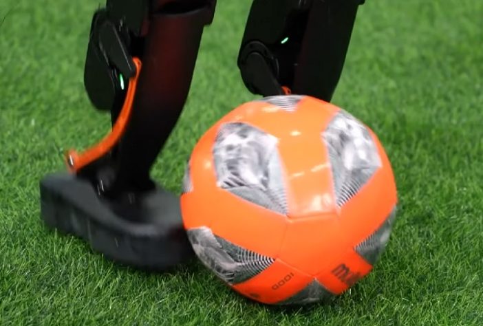 China realiza primeiro campeonato de futebol com robôs