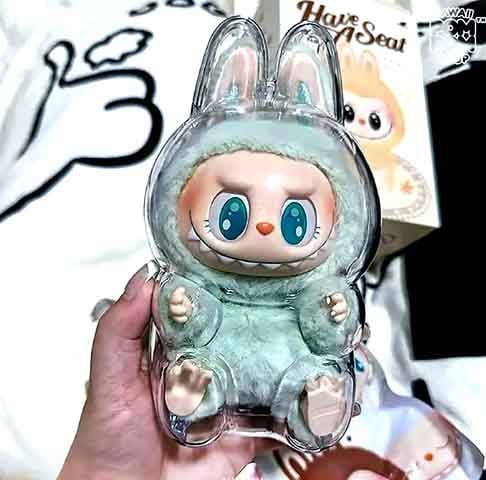 A aparência do boneco Labubu ajuda a explicar o fenômeno entre crianças, jovens e adultos: uma criatura pequena, com dentes afiados, orelhas longas e expressão misteriosa. 
- Reprodução do Instagram @pompomshopbsb
