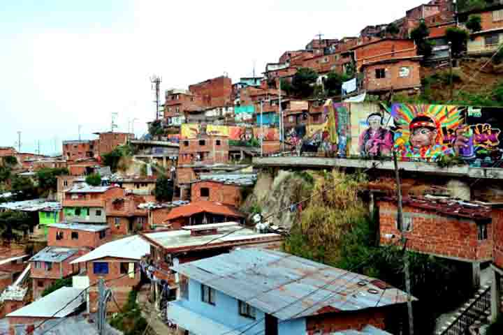 Locais como o Parque ArvÃ­, acessÃ­vel por telefÃ©rico, convidam ao contato com a natureza sem a necessidade de deixar a Ã¡rea urbana.
