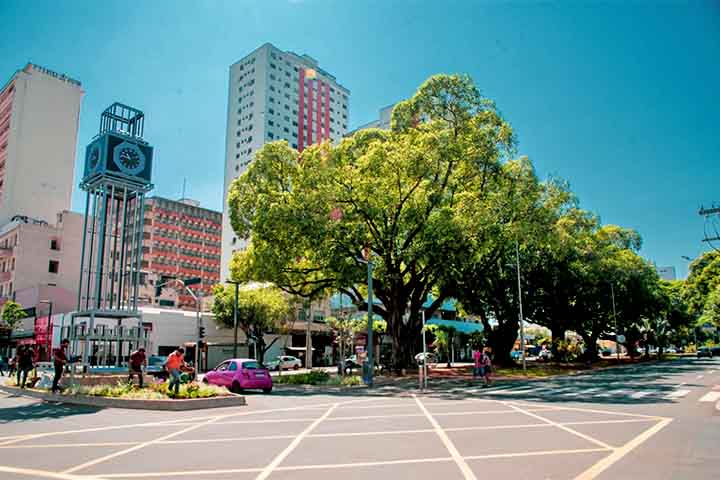 Relógio Central - Símbolo histórico da cidade, reposicionado em praça arborizada, é ponto de encontro tradicional dos campo-grandenses.
Rodeado por árvores frondosas, cria sombra e cenário nostálgico no centro urbano.