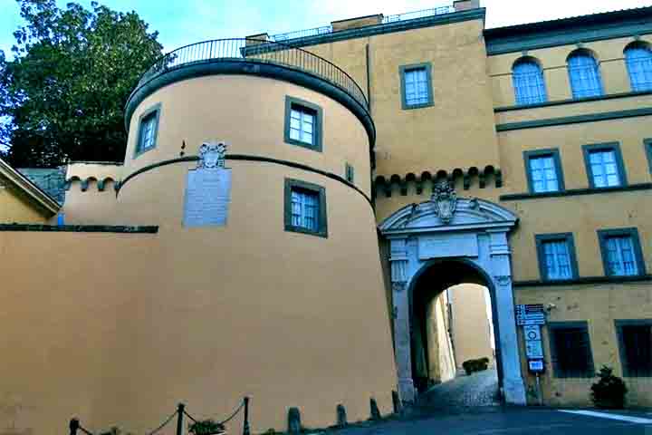 A volta de um papa ao local não representa apenas uma mudança de agenda, mas um gesto com valor simbólico, que honra o passado e aponta para uma gestão que, mesmo moderna, também olha para as raízes da tradição.