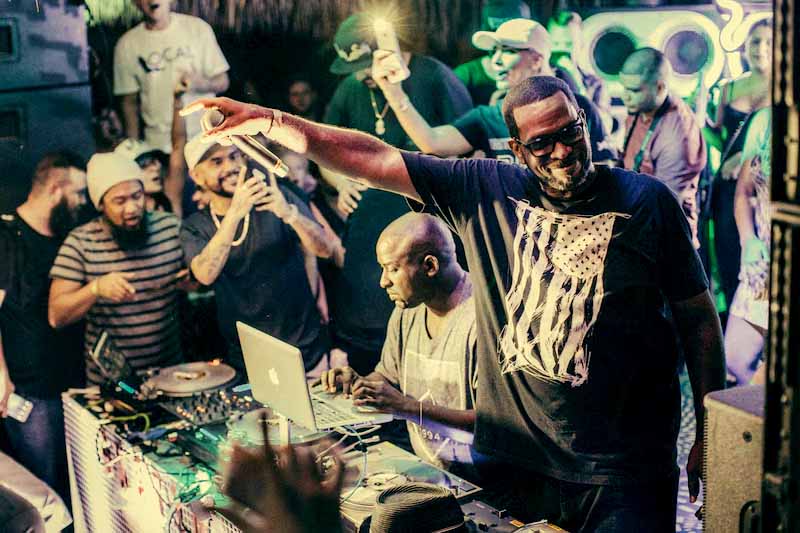 Embora seja um subgênero do hip hop, o Miami Bass se mistura com a música eletrônica, usando sintetizadores, samples e vocais manipulados.

