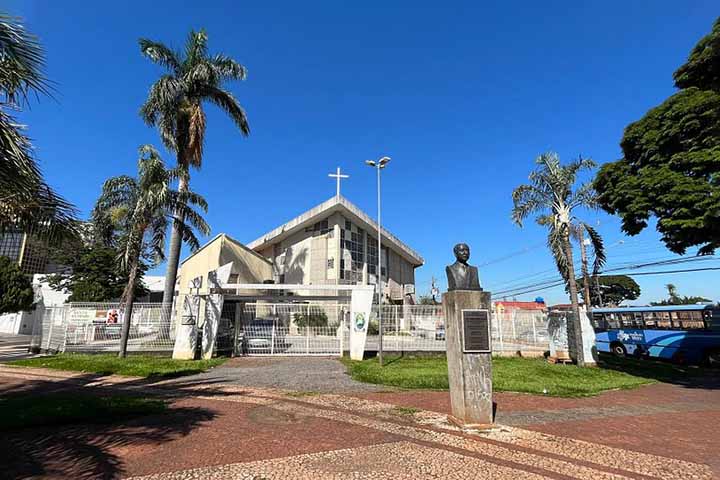 Catedral Nossa Senhora da Abadia - Imponente igreja cercada por jardins bem cuidados, oferece ambiente sereno para turismo religioso. Sua fachada neogótica contrasta com a leveza das árvores ao redor.