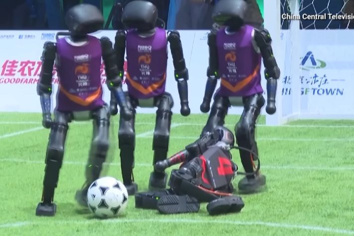 China realiza primeiro campeonato de futebol com robôs