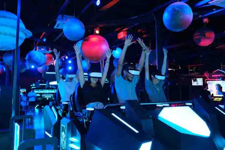 O parque temático foi inspirado em atrações futuristas de Orlando, nos Estados Unidos, e tem como objetivo levar os visitantes a diferentes dimensões através da tecnologia de realidade virtual. 