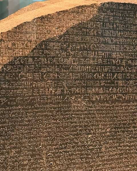O que a torna extraordinária é o fato de conter o mesmo texto gravado em três sistemas de escrita diferentes. 
