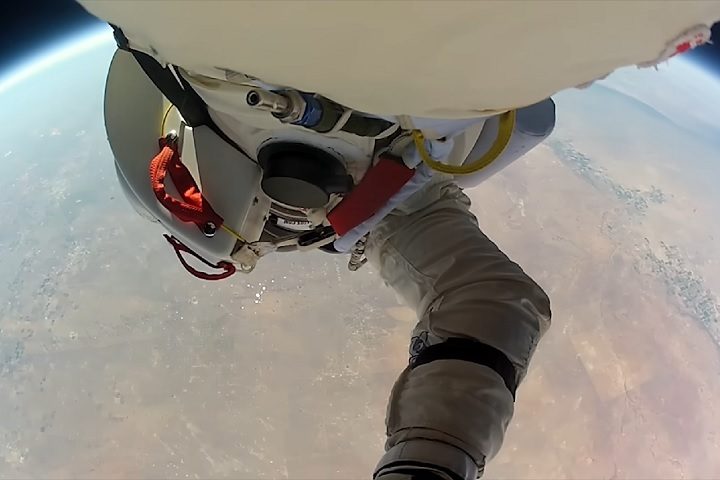 Baumgartner também relatou que, além da falta de mobilidade, tinha dificuldade de respirar e de "processar as emoções" à medida em que se aproximava da Terra.