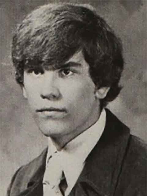 Nascido em 9 de dezembro de 1953, em Christopher, no estado de Illinois, John Gavin Malkovich cresceu em um ambiente intelectualmente estimulante. Seu pai era editor de jornal e ambientalista, enquanto sua mãe tinha um jornal na localidade.  
