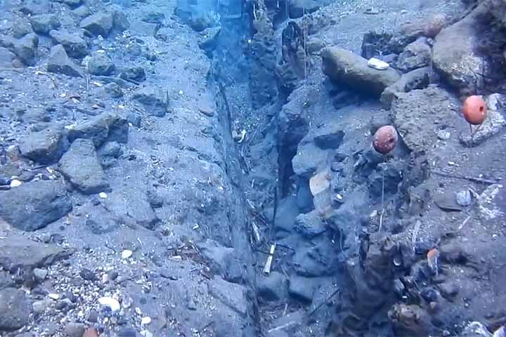 Pesquisas contínuas revelaram também um vilarejo vizinho e evidências de que Aenaria, realmente, foi uma importante cidade portuária, sofreu uma erupção vulcânica entre os anos 130 e 150 d.C.