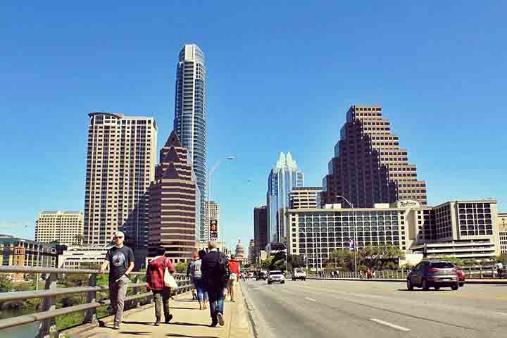 Austin se destaca como um polo de inovaÃ§Ã£o tecnolÃ³gica, atraindo grandes empresas como Apple, Google, Dell e Tesla, alÃ©m de milhares de startups que encontram na cidade um ambiente favorÃ¡vel ao empreendedorismo. 
