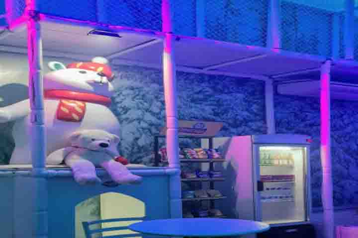 O "Pit Stop da Neve" é uma atração turística de Olímpia, São Paulo, que oferece uma experiência de brincar na neve em um ambiente com temperatura controlada, simulando um cenário de inverno em pleno clima tropical.