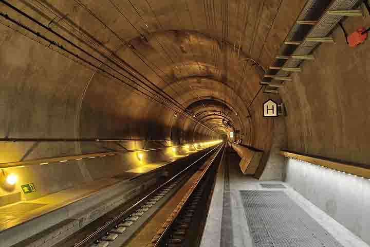 Inaugurado em 2016, o túnel, que atravessa os Alpes Suíços, chega a 57,1 quilômetros de extensão e levou 18 anos para ficar pronto.
