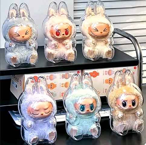 A mistura do fofo com o estranho resulta em estética pop e cult, agradando fãs de estilos como gothic cute e toy art. 
- Reprodução do Instagram @pompomshopbsb
