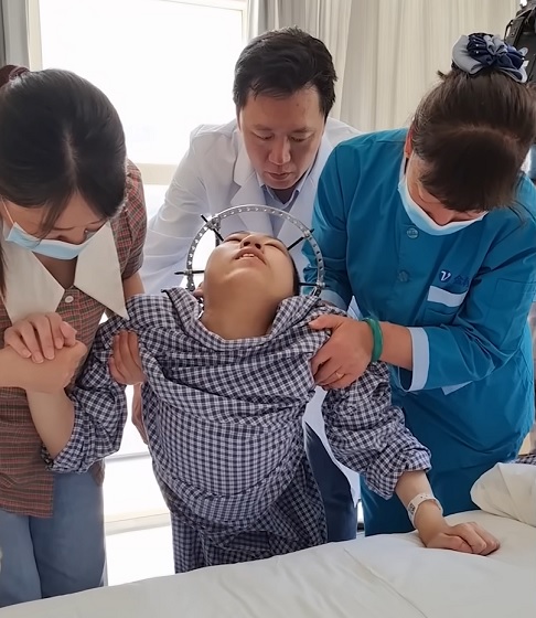 Sua condição curvava seu pescoço para trás deixando sua cabeça próxima às nádegas e reduzindo sua altura para cerca de um metro.