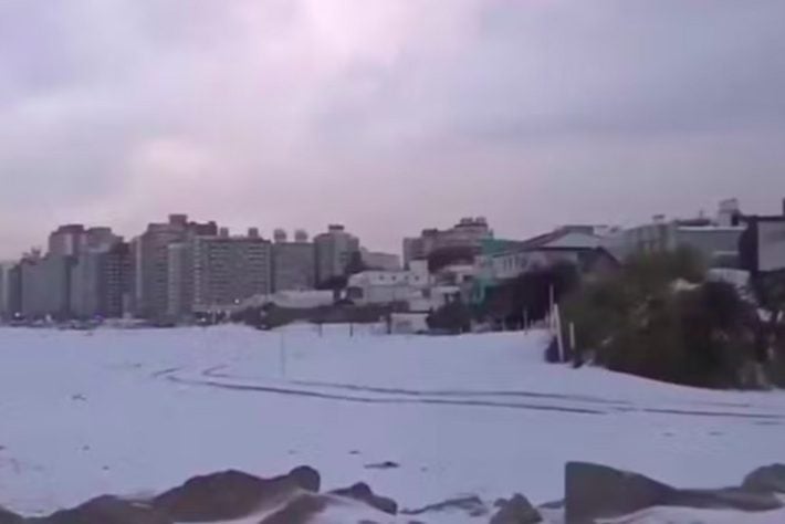 Nevasca cobre praia em cidade da Argentina e chama a atenção nas redes sociais