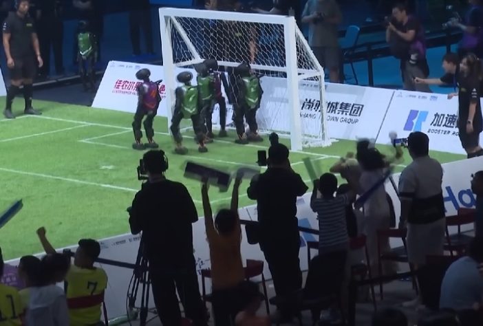 China realiza primeiro campeonato de futebol com robôs