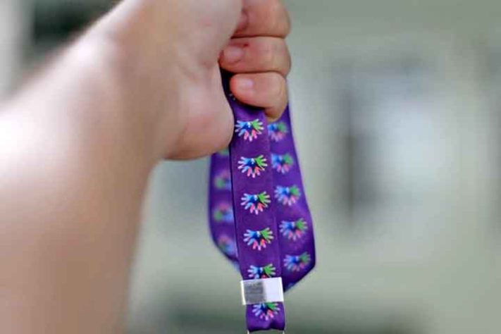 Cordão de fita de identificação para pessoas com doenças raras