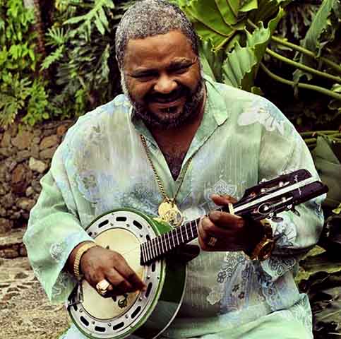 Multi-instrumentista, compositor e cantor, ele começou a tocar cavaquinho ainda na infância, incentivado por seu pai, Arlindão Cruz. Ele ganhou o instrumento com apenas seis anos de idade.
-Reprodução do Instagram @arlindocruzobem