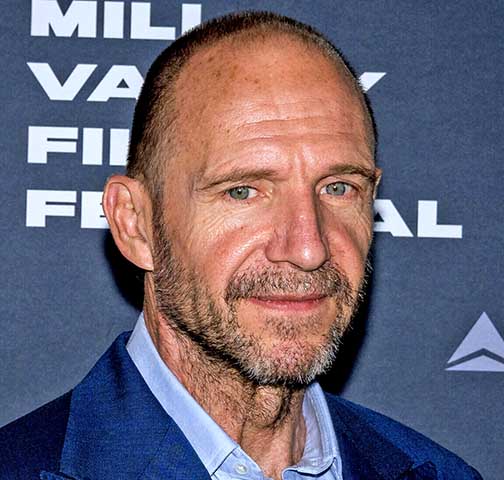 Ralph Fiennes - O ator de “Conclave” tem olhos azuis claros que às vezes parecem verdes ou cinzas dependendo da luz. Muitas publicações dizem que ele tem heterocromia, mas ele jamais falou a respeito.
