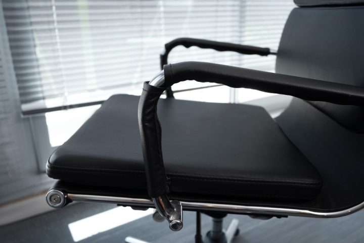 Se possível, use uma cadeira ergonômica com suporte lombar.