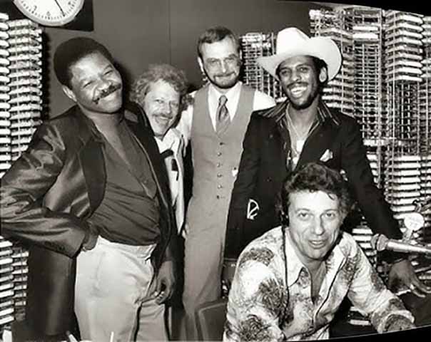 O Miami Bass se desenvolveu paralelamente ao hip hop de Nova York, mas seguiu uma trajetória própria. 
