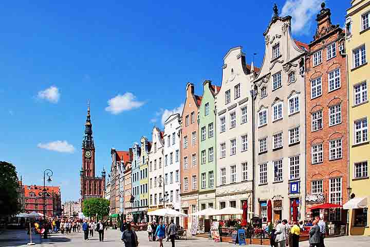 Entre seus principais pontos turísticos estão a Rua D?ugi ("Rua Longa", em português), repleta de edifícios coloridos em estilo gótico e renascentista.