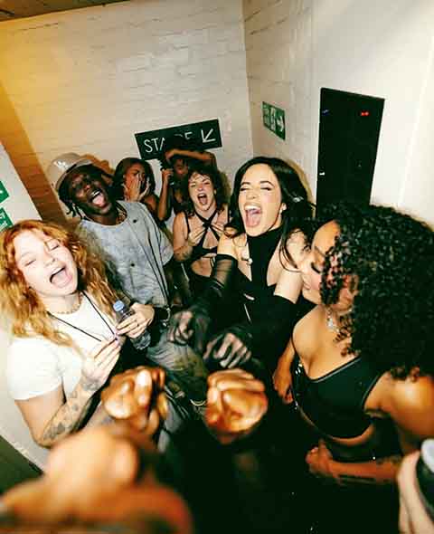 O grupo rapidamente se tornou um fenômeno global com hits como “Work from Home” e “Worth It”, conquistando milhões de fãs ao redor do mundo.
