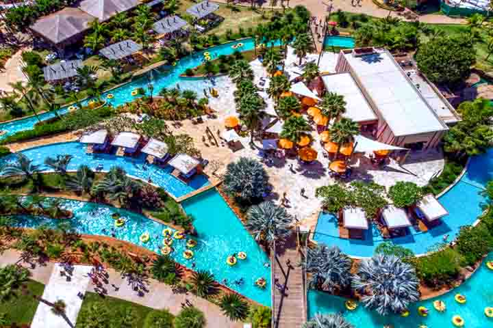 Ele oferece diversas opções de lazer, que incluem atrações no parque aquático e opções de hospedagem em seus resorts. O complexo também conta com a Vila Guarani, um espaço dedicado a eventos e atividades temáticas.