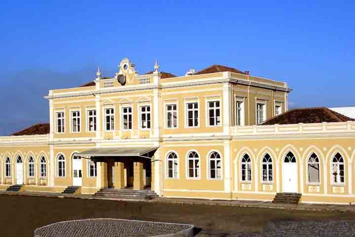 Ponta Grossa, Paraná ( Prédio da antiga estação ferroviária de Ponta Grossa,) - Parque Estadual de Vila Velha, no Paraná - RubensL/Wikimédia Commons