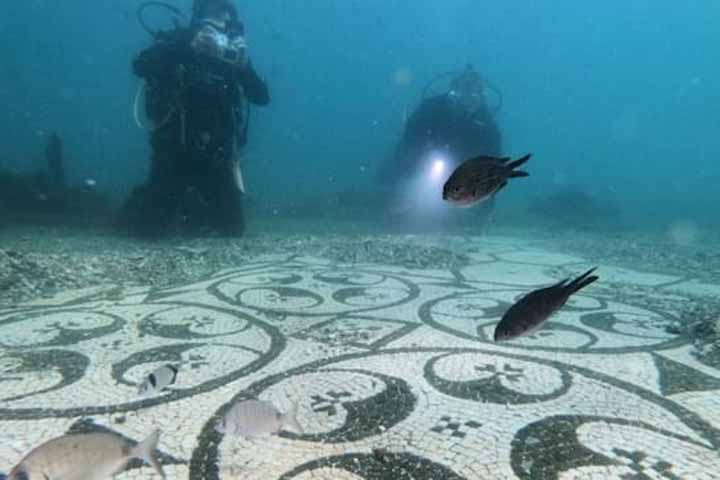 Assim, eles podem imaginar como a cidade perdida de Aenaria foi construída através de sua reconstrução. Uma descoberta, que traz a possibilidade de explorar um passado submerso e torna a ilha de Ísquia um destino turístico que intriga os visitantes.