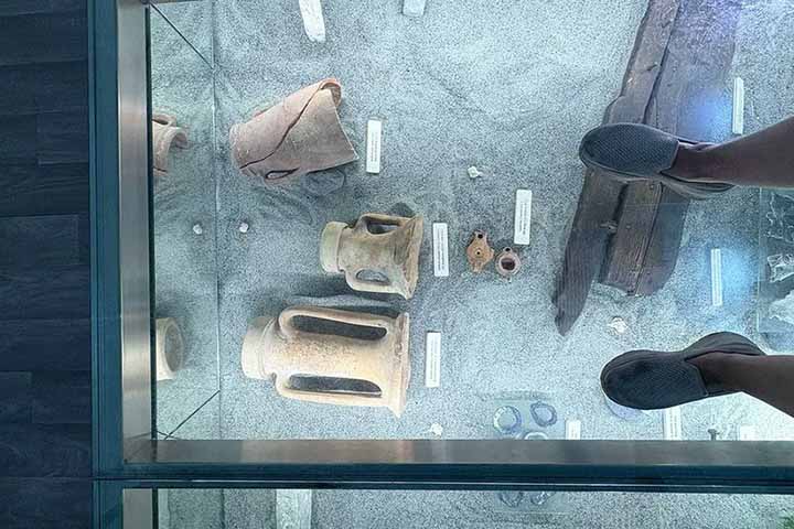 Aenaria oferece uma experiência única para quem deseja conhecer um sítio arqueológico romano em um ambiente aquático, além de ser uma oportunidade de apreciar a beleza da ilha de Ísquia e suas águas. 