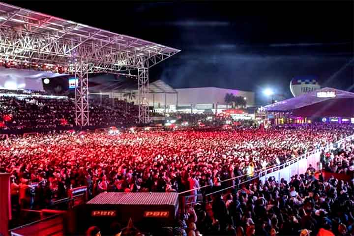 Desde entÃ£o, o evento cresceu exponencialmente e hoje atrai entre 300 mil e 400 mil visitantes por ediÃ§Ã£o. 
