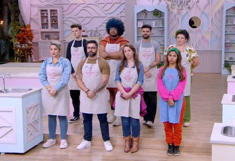 "Bake Off Brasil: Mão na Massa" é um reality show de confeitaria, do SBT, onde participantes amadores competem em provas técnicas e criativas sob o olhar dos jurados Beca Milano e Giuseppe Gerundino, e apresentação de Nadja Haddad.