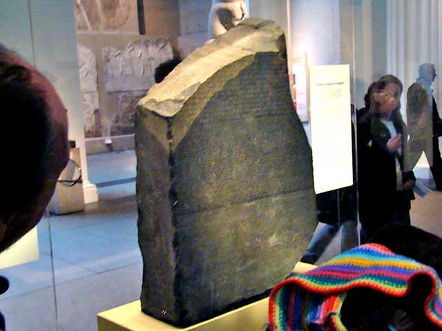 Em 1801, os britÃ¢nicos tomaram a Pedra de Roseta e enviaram o estimado objeto para Londres apÃ³s derrotarem as tropas de NapoleÃ£o no Egito. 

