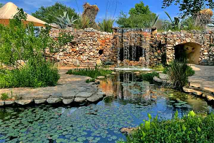 O clima quente e ensolarado durante boa parte do ano favorece atividades ao ar livre, como ciclismo, caiaque e caminhadas.
