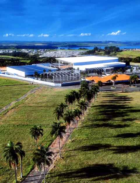 Americana situa-se na Região Metropolitana de Campinas. A cidade está a cerca de 130 km da capital paulista. 
