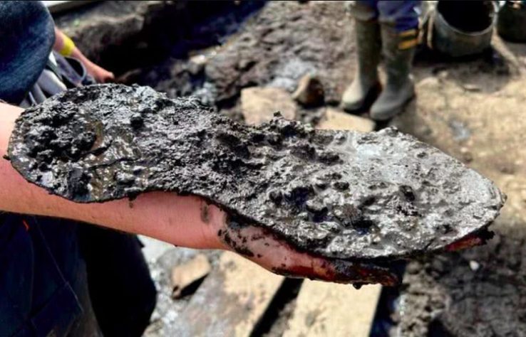 Arqueólogos encontram sapatos gigantes de 2 mil anos na Inglaterra