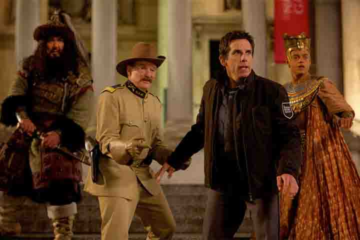 Com um tom leve, efeitos visuais criativos e participações marcantes de atores como Robin Williams, Owen Wilson e Rami Malek, o filme se tornou um sucesso de bilheteria.