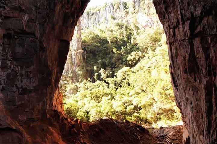 É o caso, por exemplo, da Gruta do Janelão, cuja galeria ultrapassa os 100? metros e abriga a estalactite conhecida como "Perna da Bailarina", com 28?metros de comprimento - a maior já registrada.
-Reprodução de vídeo TV Globo