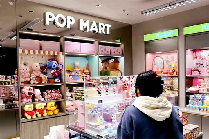 Nos últimos meses, a febre mundial desses bonecos foi retratada em longas filas para comprar em cidades como Londres e Xangai. 

-Divulgação