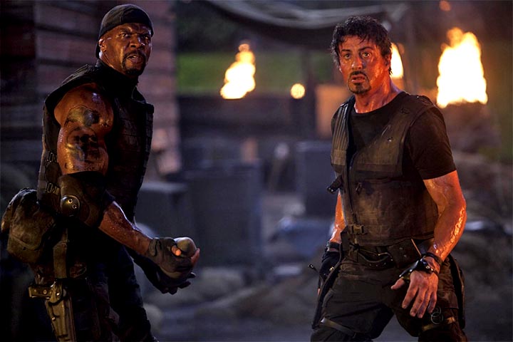 O sucesso se manteve nos anos 2010, quando o ator reuniu um elenco de lendas da ação em “Os Mercenários”, franquia repleta de homenagens, inclusive a Harrison Ford, e com três sequências até hoje. 
