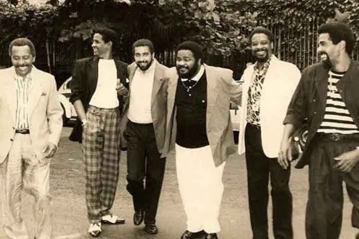 Nos anos 1980, ele ganhou notoriedade ao integrar o grupo Fundo de Quintal, um dos expoentes da renovação do samba tradicional com rica instrumentação e levadas mais cadenciadas.
- Divulgação