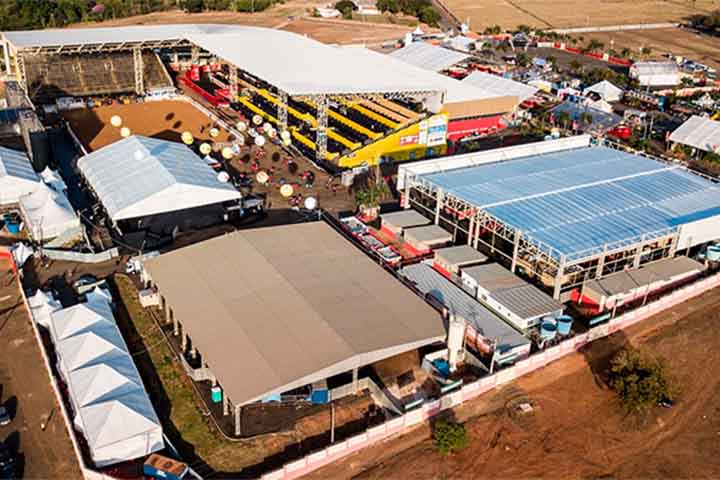 Na estrutura, a edição de 2025 se destacou pelos novos camarotes Farraial Premium e Seco, além da roda-gigante dentro do recinto, criando uma experiência sensorial diferente para os visitantes. 
